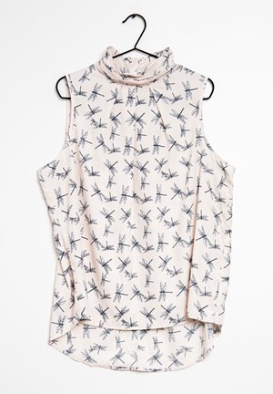 Różowa, bezrękawnikowa bluzka z czarnym wzorem ważek, z wysokim kołnierzem i delikatnymi plisami, zawieszona na czarnym wieszaku.