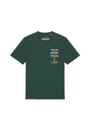 T-shirt vert foncé à manches courtes avec un petit graphique coloré de panneau indicateur sur le côté gauche de la poitrine montrant des scènes de nature et de montagne.