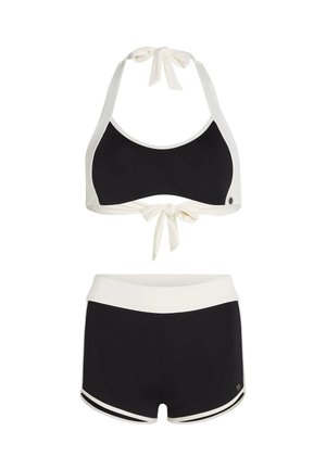 Top de bikini negru cu accente albe, de tip halter, cu detaliu cu șnur. Pantaloni scurți asortați cu talie înaltă, margini albe și logo pe picior.