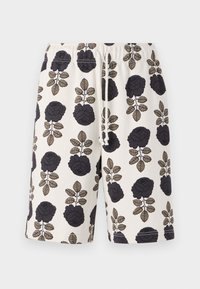 Bomullsshorts med elastisk midje og blomsterdesign av svarte roser og dempede grønne blader på en kremfarget bakgrunn.
