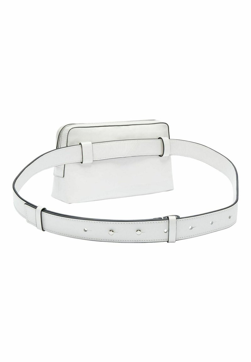 Weiße Leder-Gürteltasche mit rechteckiger Form. Sie hat eine glatte Textur, silberfarbene Beschläge und kleine dekorative Nieten entlang des Gürtels.