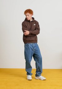 Nike Sportswear SPORTSWEAR CLUB FLEECE - Melegítőfelső - baroque brown/white