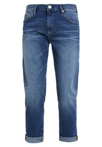 Siniset farkut, rento istuvuus, haalistettu pesu, käännetyt lahkeet ja viiden taskun malli. Metallinen nappi ja kontrastisauma.