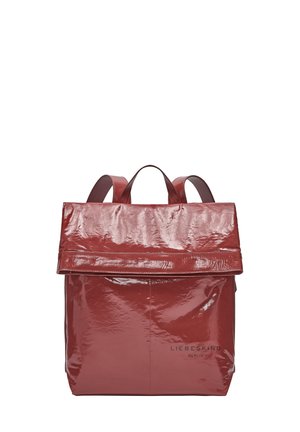 Zaino sintetico rosso lucido con patta pieghevole, due spallacci e marchio sul davanti. Texture liscia, design moderno.