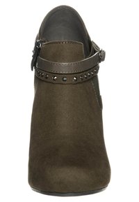 Olivgrüner Knöchelstiefel aus Wildleder mit abgerundeter Zehenpartie, seitlichem Reißverschluss und dekorativem Riemen mit metallischen Nieten entlang der Kante.