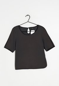 Černý síťovaný top s krátkým rukávem, kulatým výstřihem a detailem ve tvaru klíčové dírky na zadní straně, zdobený texturovaným vzorem a černým lemem okolo okrajů.