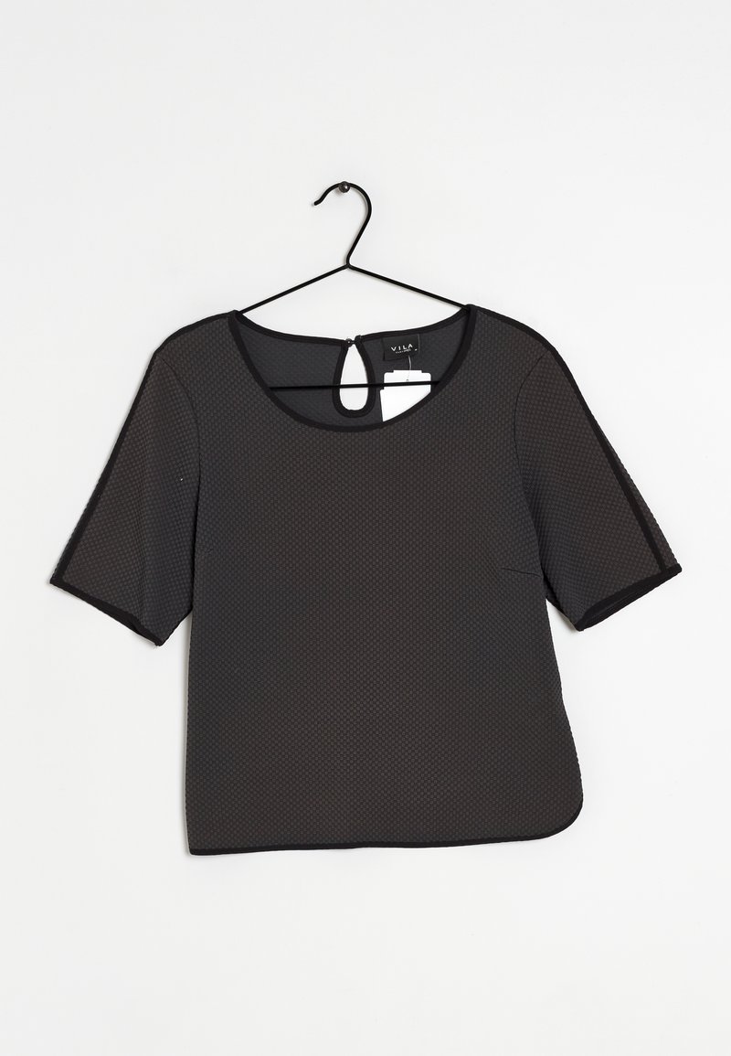 Černý síťovaný top s krátkým rukávem, kulatým výstřihem a detailem ve tvaru klíčové dírky na zadní straně, zdobený texturovaným vzorem a černým lemem okolo okrajů.
