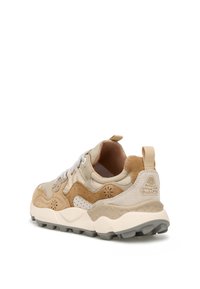 Sneaker beige e talpa con una tomaia in suede testurizzato, colletto imbottito e lacci bianchi. Caratterizzato da una intersuola grigia chiara e una suola in gomma patterned.