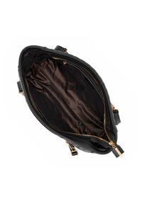 Interno della borsa in pelle nera con una fodera liscia di colore marrone scuro, dotato di chiusura zip e dettagli in metallo dorato. Design spazioso.