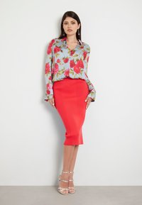 Guess MIDI - Fustă tip creion - corallo