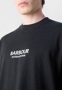 Barbour International FORMULA - T-shirt estampada - black