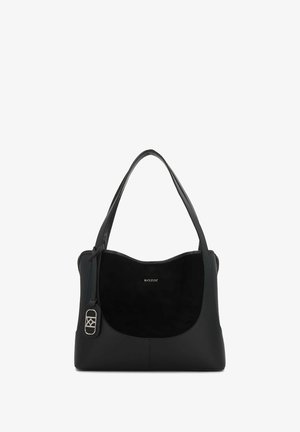 Bolso de hombro de cuero negro con panel frontal de ante, asas dobles y etiqueta de marca plateada colgando del lado izquierdo.