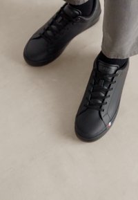 Tommy Hilfiger MODERN - Matalavartiset tennarit - triple black