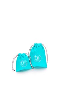 Turkise snoreposer i to størrelser lavet af blødt stof, med logoet "Elli We Love Jewels" i hvid. Sølvsnore til lukning.