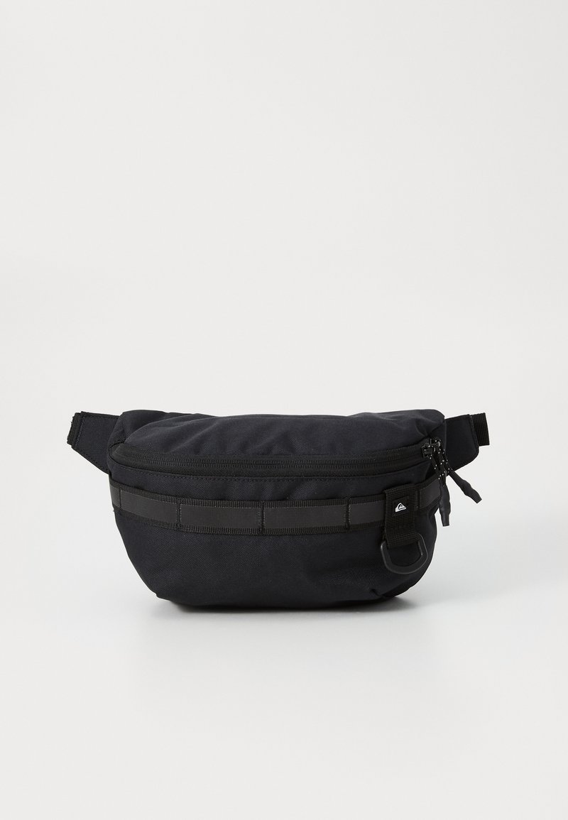 Černá ledvinka vyrobená z odolné tkaniny. Obsahuje zipovou přihrádku, pevný popruh a horizontální popruhování na přední straně.