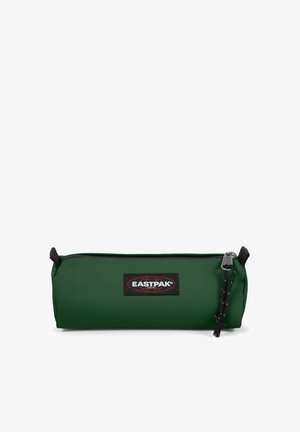 Astuccio verde Eastpak realizzato in tessuto resistente, forma cilindrica, con chiusura a zip superiore e un'etichetta con logo nera.