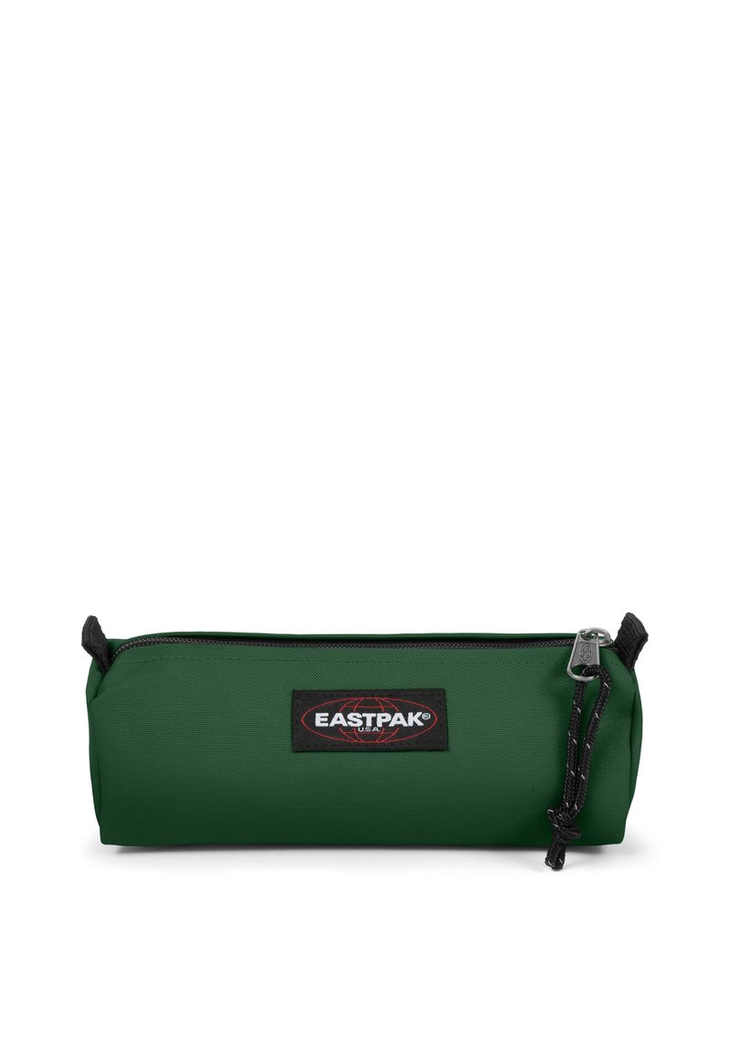 Trousse Eastpak verte en tissu durable, de forme cylindrique, dotée d'une fermeture zippée sur le dessus et d'une étiquette logo noire.