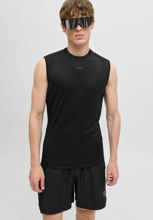 Schwarzes ärmelloses Sportoberteil mit glatter Textur und "CNZ"-Logo, kombiniert mit passenden schwarzen Shorts, die einen einheitlichen Look erzeugen.