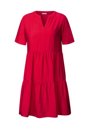 Rød, kortærmet kjole med V-hals og lagdelt bund. Lavet af letvægtsstof med en let krøllet tekstur.