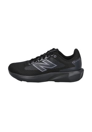 Zapatilla deportiva negra con parte superior de malla, que presenta acentos grises y una suela texturizada. Diseñada para ofrecer soporte y durabilidad, con cierre de cordones.