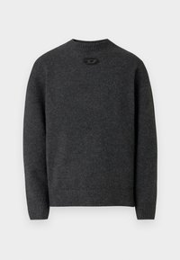 Σκούρο γκρι πουλόβερ από μαλακό πλεκτό ύφασμα, με στρογγυλή λαιμόκοψη και ριμπ μανσέτες και τελείωμα. Διαθέτει μικρή λογότυπο στο πίσω μέρος.