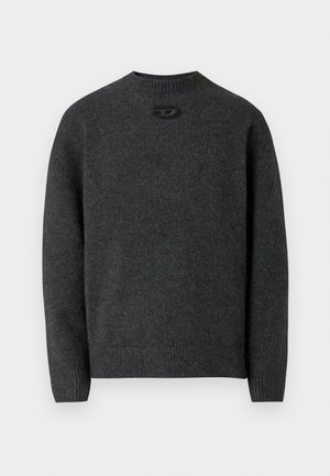 Tamsiai pilkas megztinis iš minkštos megztos medžiagos, su apvalia iškirpte ir ribotais rankogalais bei apačia. Gale yra nedidelis logotipo detalė.