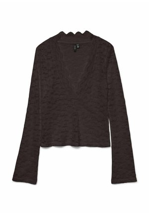 Top corto marrón hecho de tela texturizada. Presenta mangas largas y un escote en V con borde festoneado. El diseño tiene un patrón de ondas en capas.