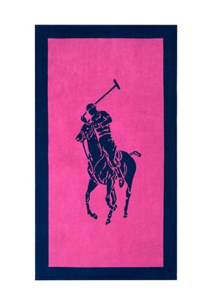 Cheval et cavalier jouant au polo illustrés en bleu marine sur un fond rectangulaire rose vif avec une bordure bleu marine.