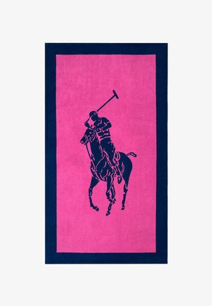 Cheval et cavalier jouant au polo illustrés en bleu marine sur un fond rectangulaire rose vif avec une bordure bleu marine.