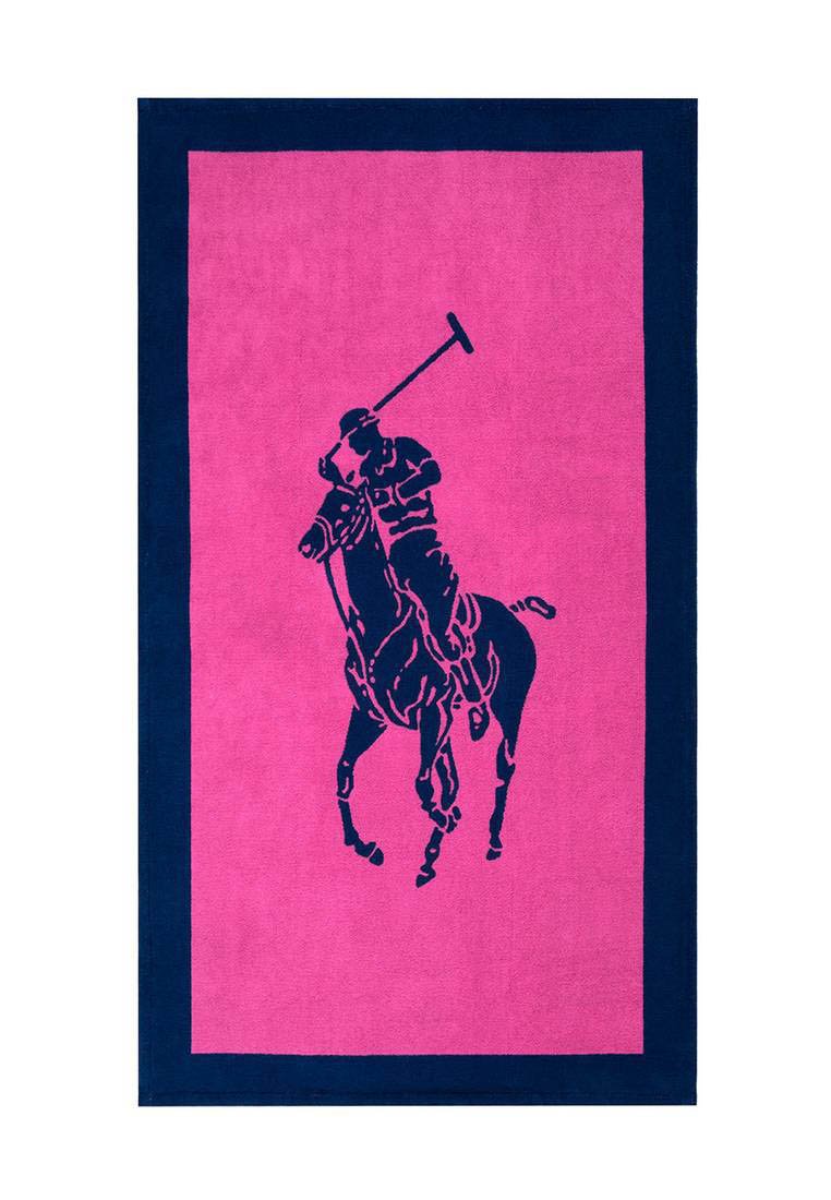 Άλογο και αναβάτης παίζουν πόλο, εικονογραφημέν ο σε σκούρο μπλε χρώμα πάνω σε λαμπερό ροζ ορθογώνιο φόντο με σκούρο μπλε πλαίσιο.