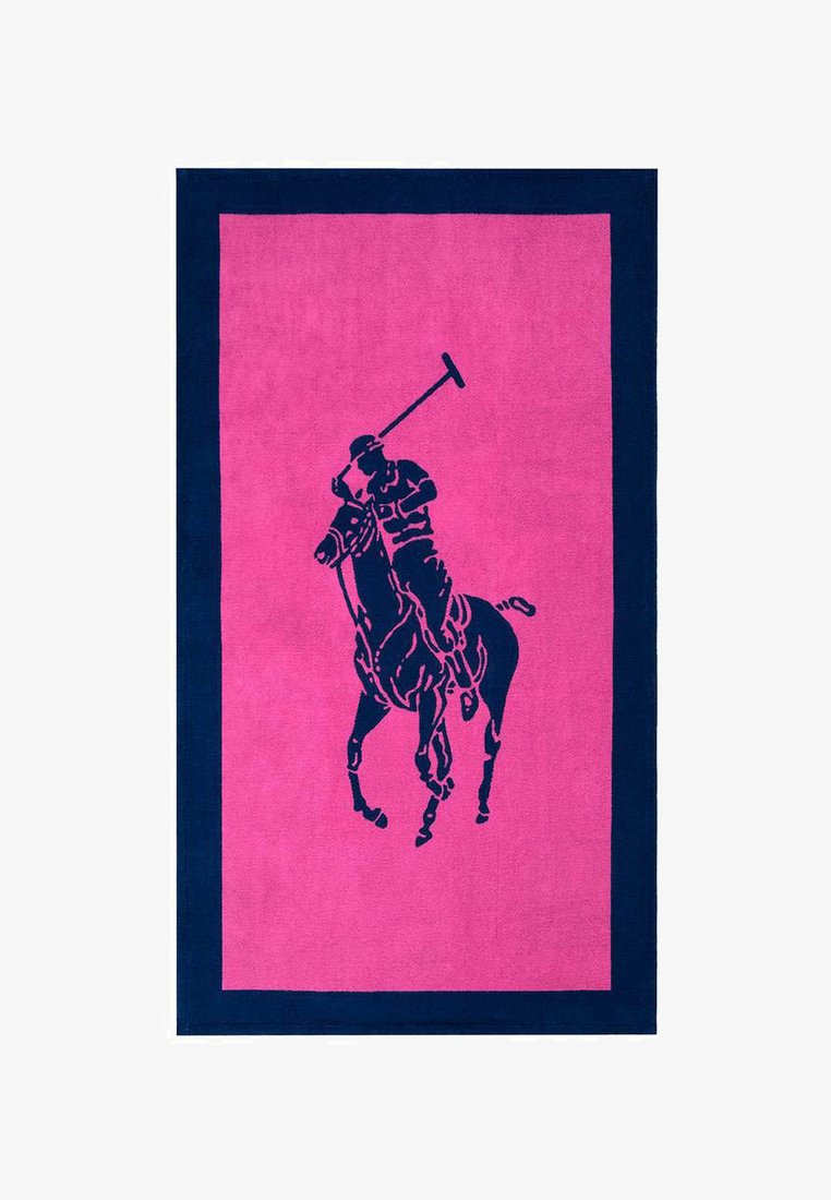 Cavallo e cavaliere che giocano a polo, illustrati in blu navy su uno sfondo rettangolare rosa acceso con bordo blu navy.