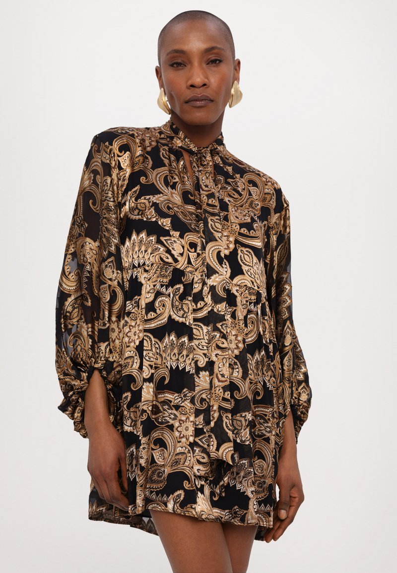 Alice + Olivia OPAL TIE NECK POET TUNIC DRESS - Day dress - black/multi-coloured - Zalando.ie Alice + Olivia OPAL TIE NECK POET TUNIC DRESS - Day dress - black/multi-coloured - Zalando.ie