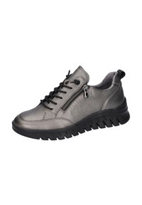 Baskets en cuir gris avec finition texturée, lacets noirs, fermeture éclair externe et épaisse semelle en caoutchouc noir avec motif de semelle visible.