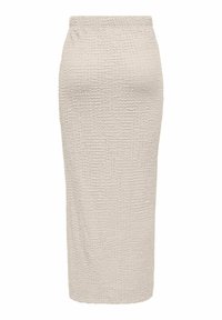 Falda midi color crema con una superficie texturizada, que presenta una silueta ajustada y una cintura elástica. Tejido suave que llega hasta la mitad de la pantorrilla.