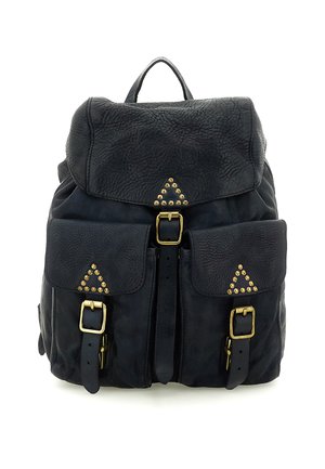 Zaino in pelle nera con due tasche frontali con fibbia, una patta superiore e decorazioni con borchie triangolari dorate su tasche e patta.