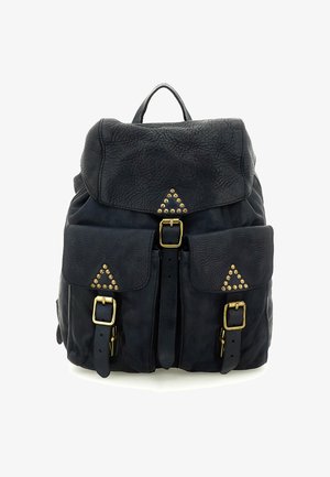 Zaino in pelle nera con due tasche frontali con fibbia, una patta superiore e decorazioni con borchie triangolari dorate su tasche e patta.