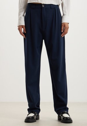 Pantaloni a gamba larga blu navy realizzati in tessuto morbido, con chiusura a un bottone e pieghe frontali per un tocco di stile.