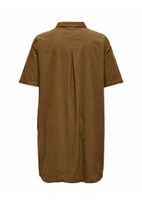 Robe chemise courte marron avec col, manches courtes, détail de pli au dos et coupe décontractée. Tissu texturé, design à longueur de genou.