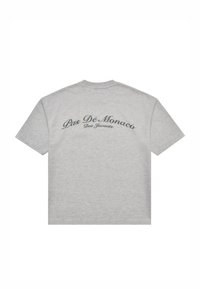 Lichtgrijs T-shirt met korte mouwen, bedrukt met donkergrijze cursieve tekst "Pas Dé Monaco" en "Deo Juvante" over de bovenrug.