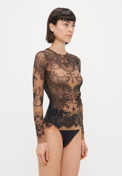 Crna čipkasta majica s dugim rukavima s cvjetnim i geometrijskim uzorcima, prozirna tkanina, prilagođen oblik i valoviti rubovi, uparen s crnim bikinijem.