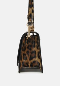 Borsa a tracolla con stampa leopardata e finitura lucida. Presenta una forma strutturata, accessori in metallo dorato e una tracolla removibile per versatilità.