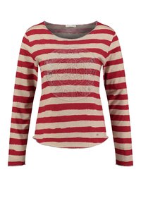 Chemise à manches longues rayée rouge et crème avec un col rond et un ourlet légèrement courbé. Présente un logo ton sur ton imprimé à l'avant.