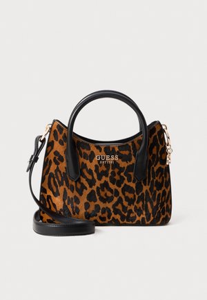 Kleine Handtasche mit braunem und schwarzem Leopardenmuster, schwarzen Griffen, abnehmbarem Schulterriemen und "GUESS EST 1981"-Logo auf der Vorderseite.