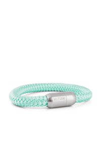 Bracciale intrecciato in verde menta con un fermo magnetico in acciaio inossidabile lucido, dotato di un logo inciso per una chiusura sicura.