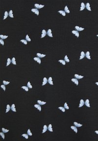 Czarny materiał z powtarzającym się wzorem małych, jasnoniebieskich motyli z białymi akcentami, równomiernie rozmieszczony na powierzchni.