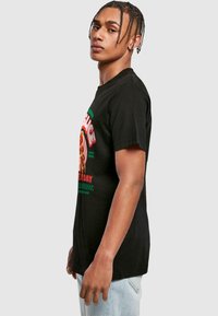 Mister Tee Nyomott mintás póló - black
