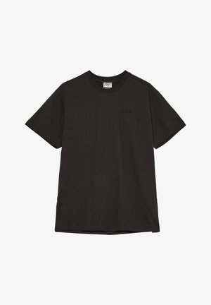 Svart t-shirt med kort ärm i bomull, med rund halsringning och en subtil logotyp på bröstet. Slät textur och avslappnad passform.