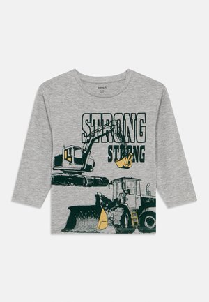 Grå langermet t-skjorte med grønne og gule grafikker av byggekjøretøy og ordet "STERK" trykket tydelig.