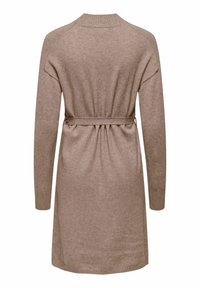 Cardigan beige en maille avec une taille ceinturée, des manches longues et des poignets côtelés. Présente un col rond et une coupe arrivant mi-cuisse.
