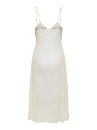 Longue robe nuisette beige avec fines bretelles spaghetti réglables et motif subtil, tissu fluide et ourlet légèrement évasé.